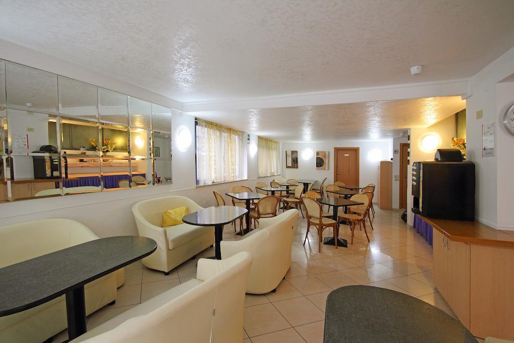 Hotel Azzurro Cattolica Zewnętrze zdjęcie